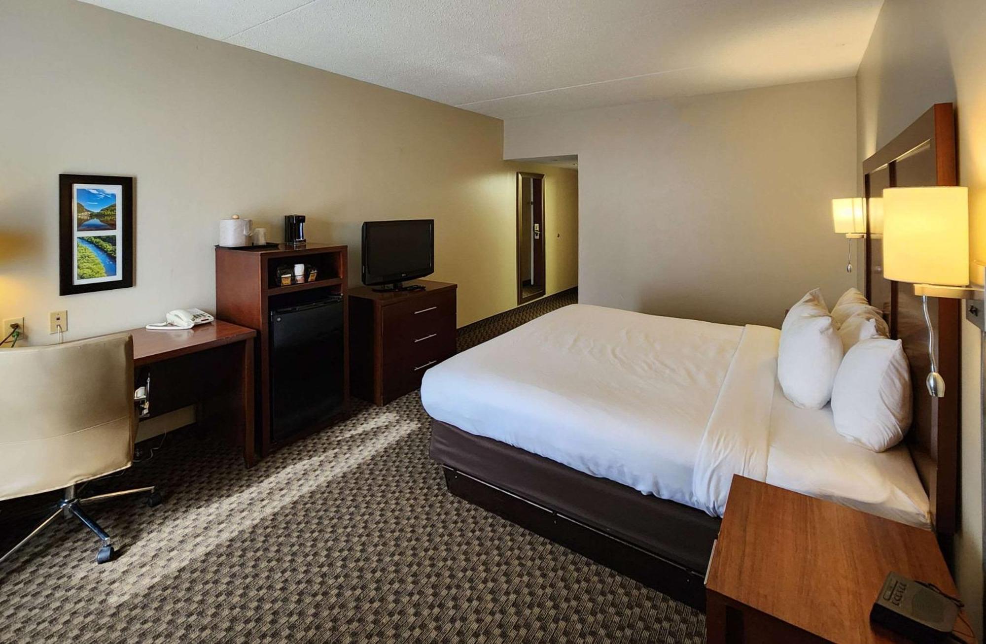 Comfort Inn & Suites Mount Pocono Exterior photo