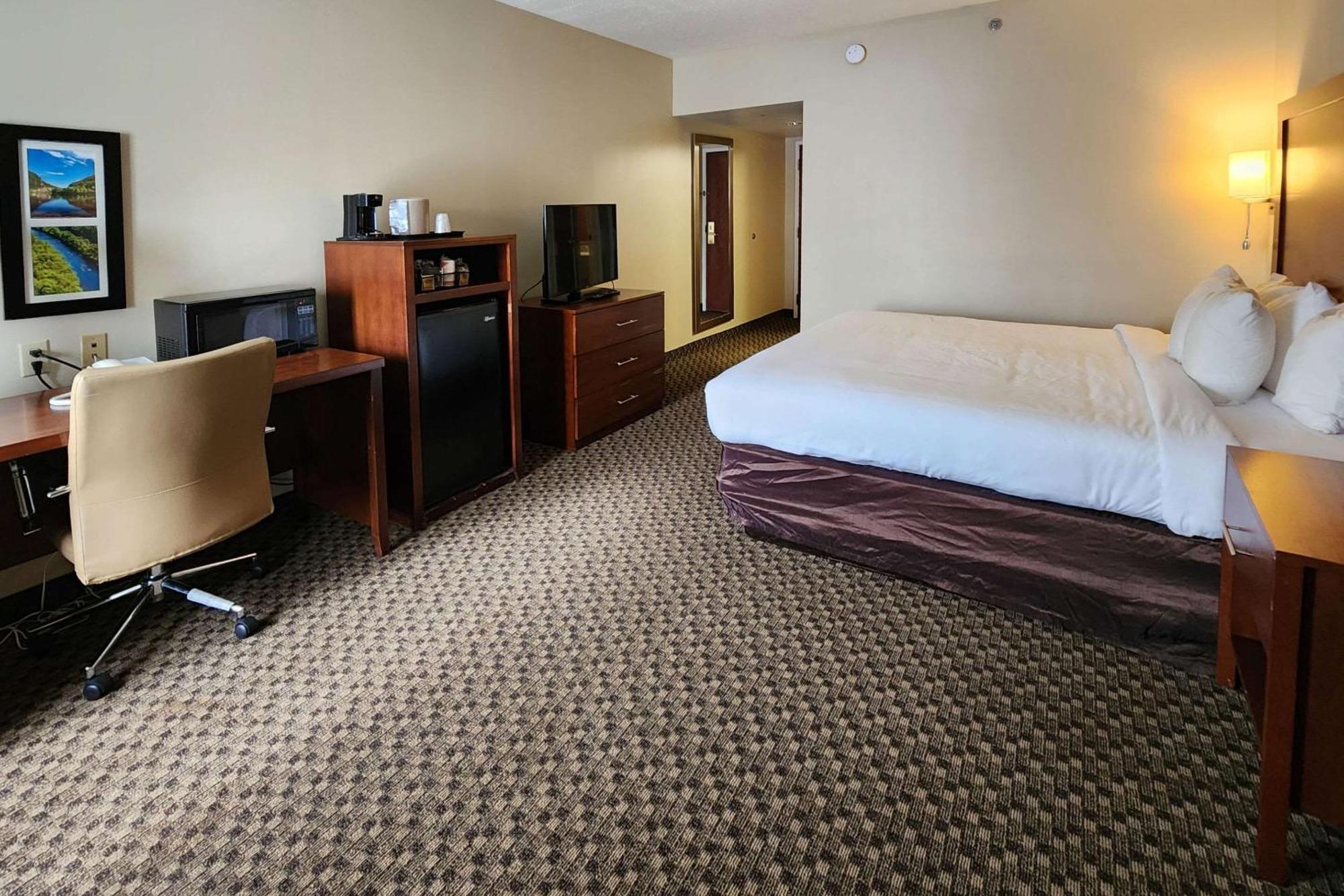 Comfort Inn & Suites Mount Pocono Exterior photo